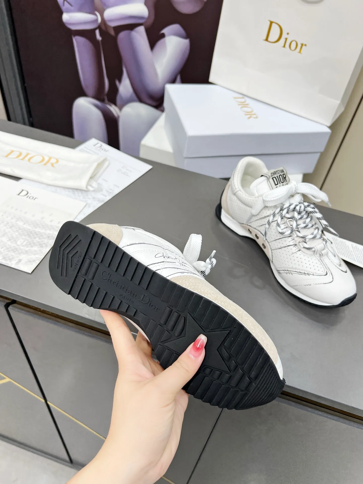 White men's shoes💰540 This D-Sketch sneaker is a new product of the 2025 spring and summer ready-to-wear series❤️‍🔥❤️‍🔥❤️‍🔥❤️‍🔥, highlighting the classic retro aesthetics. Crafted from gold-toned crinkled sheepskin and gold-toned laminated calfskin 🌹🌹🌹, it features beige suede calfskin panels and double laces. The side is decorated with a handwritten Christian Dior Men's Shoes 💰aris logo🎆🎆🎆, while the heel and tongue are embellished with Christian Dior Men's Shoes 💰aris logo panels and plaques. Paired with two-color thin rubber soles, they look more refined. Size: 35~41 (men’s model is currently available). Color: black, white, gold, silver.